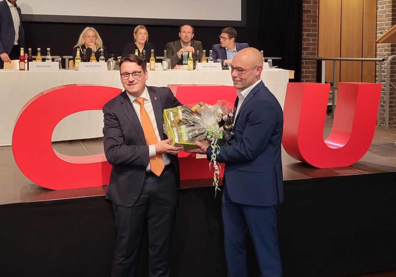 Kreisvorsitzender und MdB Dr. Oliver Vogt gratuliert Jörg Schrader zur Wahl