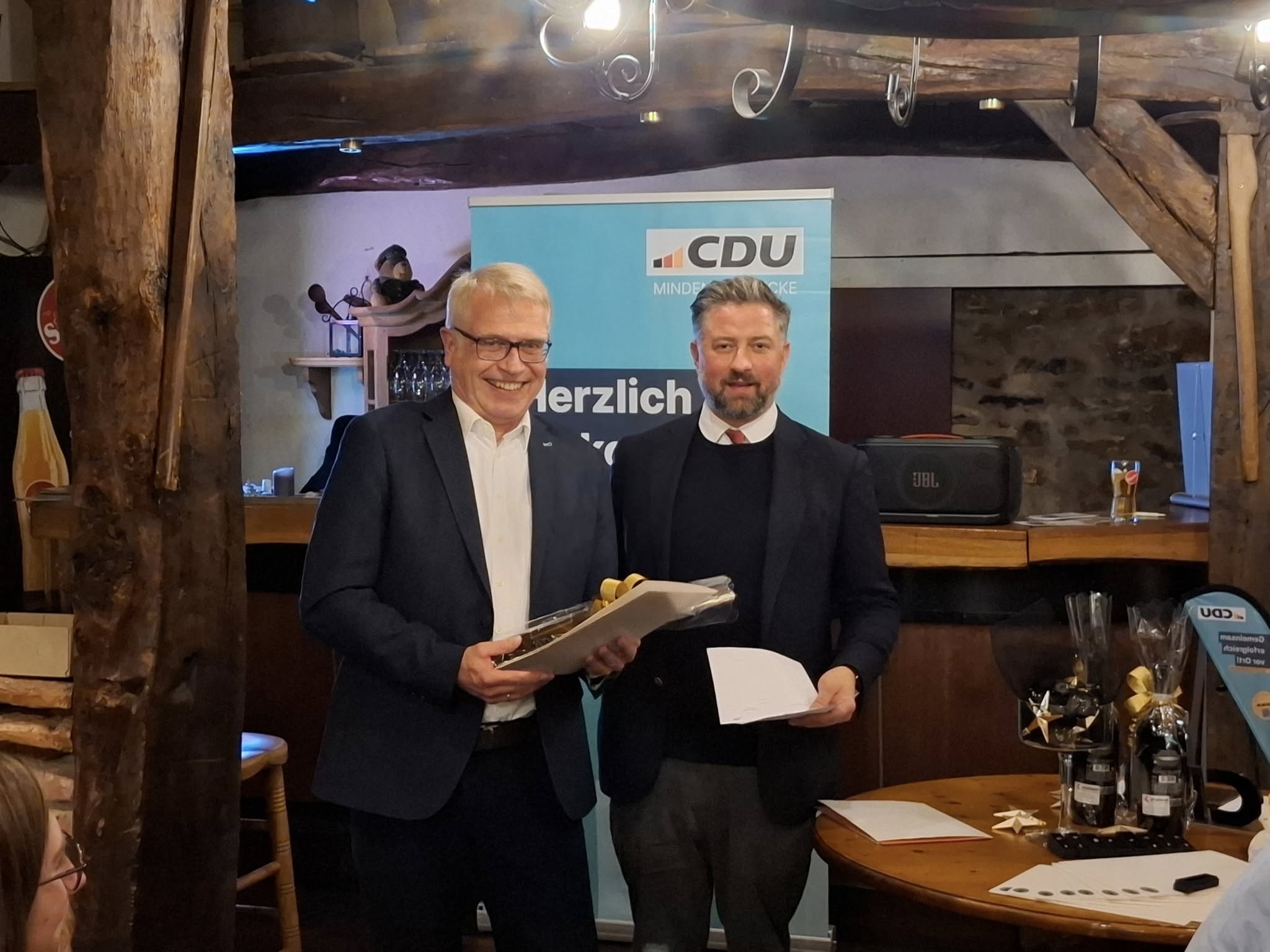 Der Stadtverbandsvorsitzende Konrad Winckler ehrte Beisitzer Ludger Beukmann fr 50 Jahre Mitgliedschaft