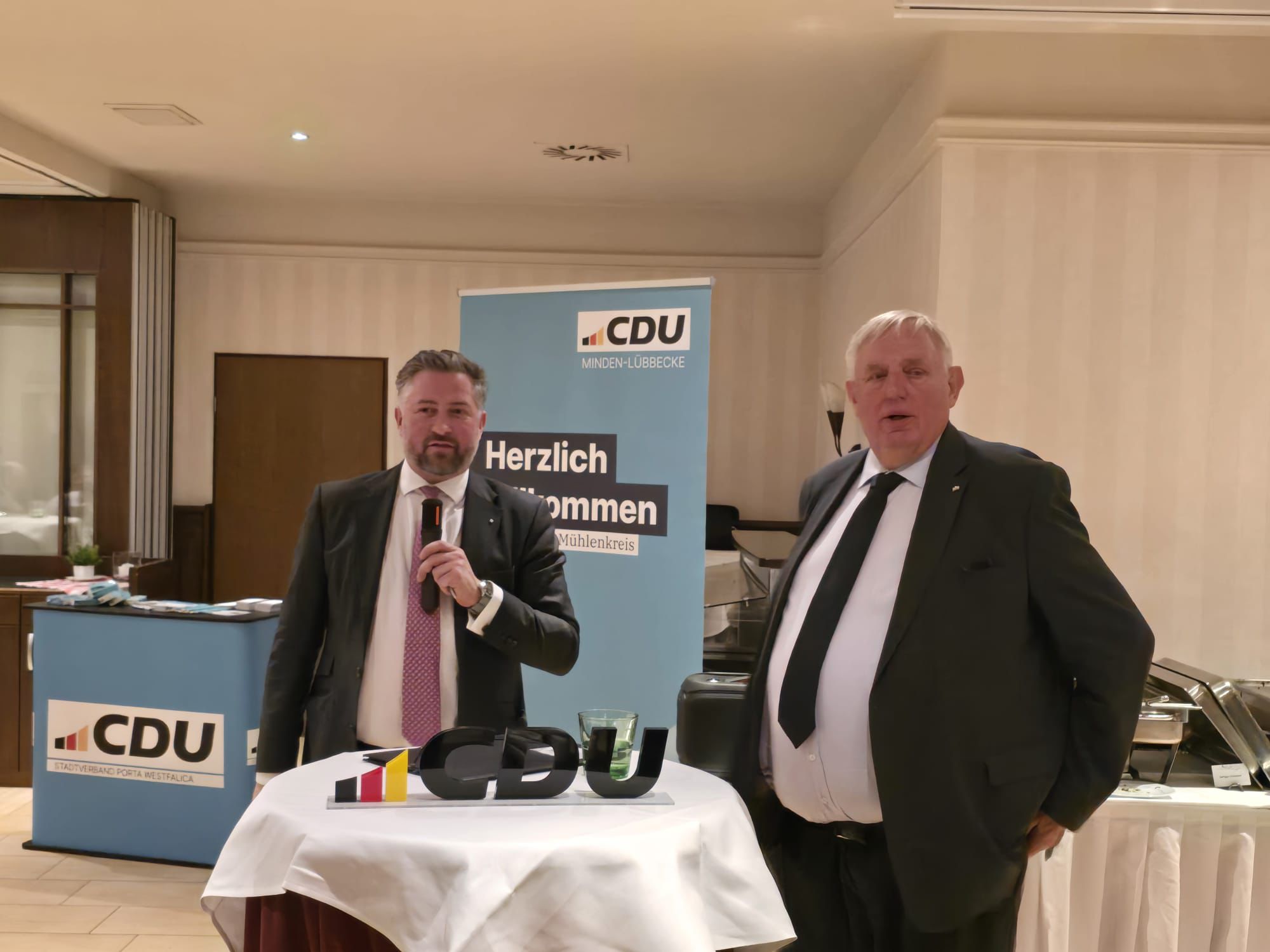 Dr. Konrad Winckler begr��t Karl-Josef Laumann zum traditionellen Gr�nkohlessen